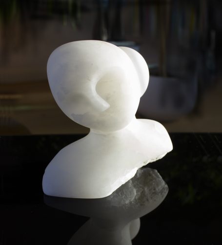 stilisierte, weiße Büste aus Alabaster, Kopf einer Frau mit Dutt, handgefertigt in Leipzig, BeranAtelier