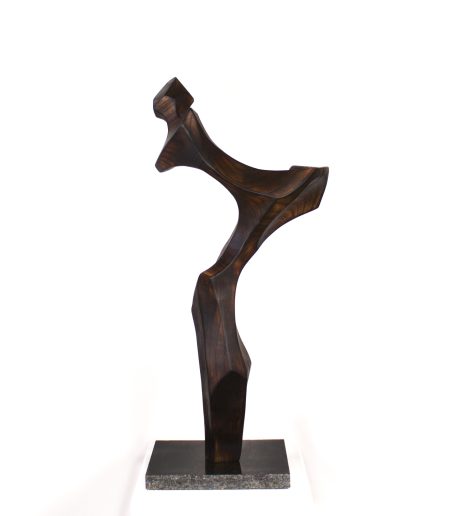 Moderne Skulptur einer tanzende stilisierten Frau aus geflammten Kirschholz in bewegter Pose, 60 cm hoch, auf schwarzen Granitsockel