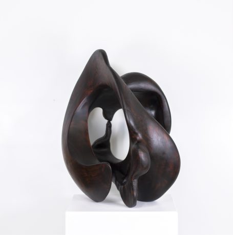 abstrakte Holzskulptur, organische Form mit Öffnung in der Mitte und glatten Oberflächen, geflammt mit schöner Holzmaserung