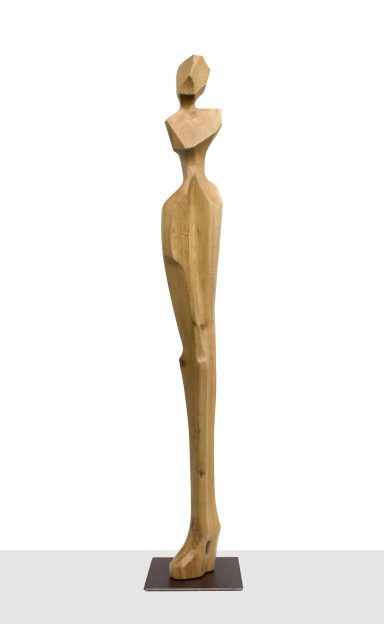 Lebensgroße Skulptur in Eiche in moderner kubistischer schlanker Form einer Frau mit langen Beinen auf Stahlplatte
