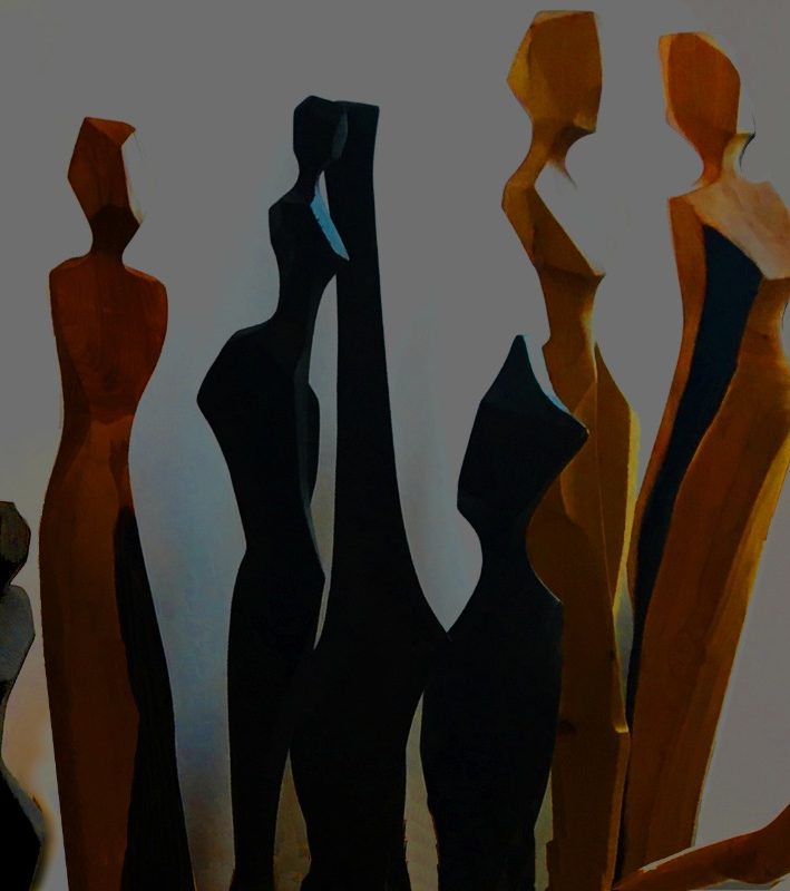 Stilisierte Holzfiguren in verschiedenen Farben, die nebeneinander stehen. Ein Blick in mein Leipziger Atelier