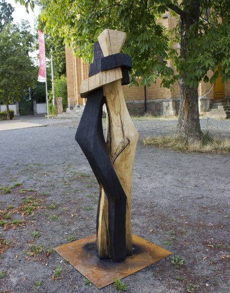 Große Skulptur für den Außenbereich, Eiche, Höhe 200 cm, Mann und Frau, in kubistisch, kantiger Form, teilweise geflammt