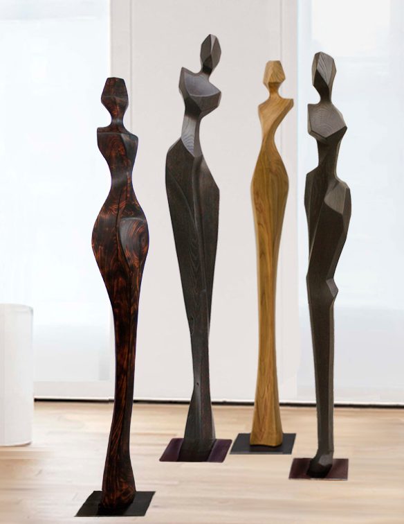 Vier stilisierte, lange Holzskulpturen in unterschiedlichen Farben und Formen, ca. 150 cm große auf den Boden stehende Skulpturen