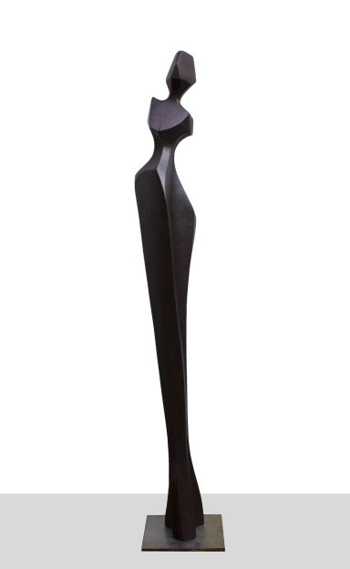 Große Skulptur aus geflammten Kirschholz, eine schlanke, stilisierte weibliche Figur mit fliesenden Linien und kantigen Flächen.