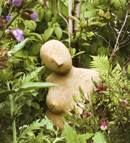 Steinskulptur Sandstein, stilisierte weibliche Büste, handgefertigt von Bärbel Beran, moderne Gartendeko