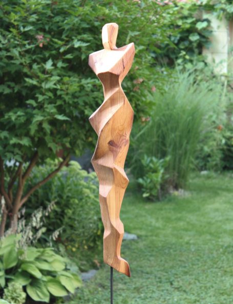 Gartenskulptur aus Holz auf einen Stab, Frauenfigur mit fließenden Linien und kubistischer Form
