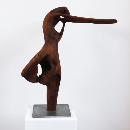 Holzskulptur einer stilisierten Frau im Kleid und ausgestrecktem Arm, BeranAtelier, Leipzig