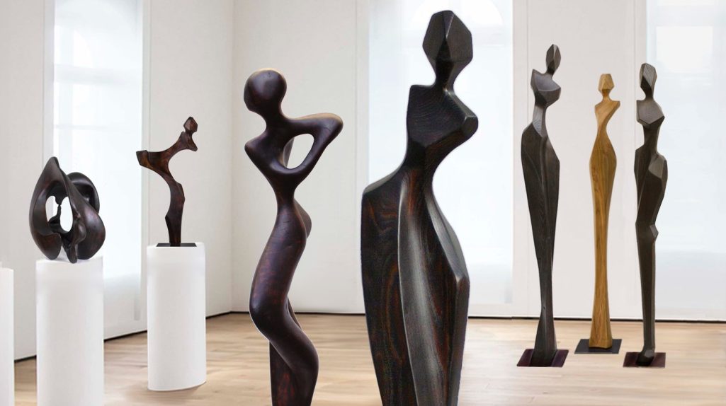 Abstrakte Holzskulpturen aus dem Atelier in Leipzig in verschiedenen Posen und Formen in heller Galerie.