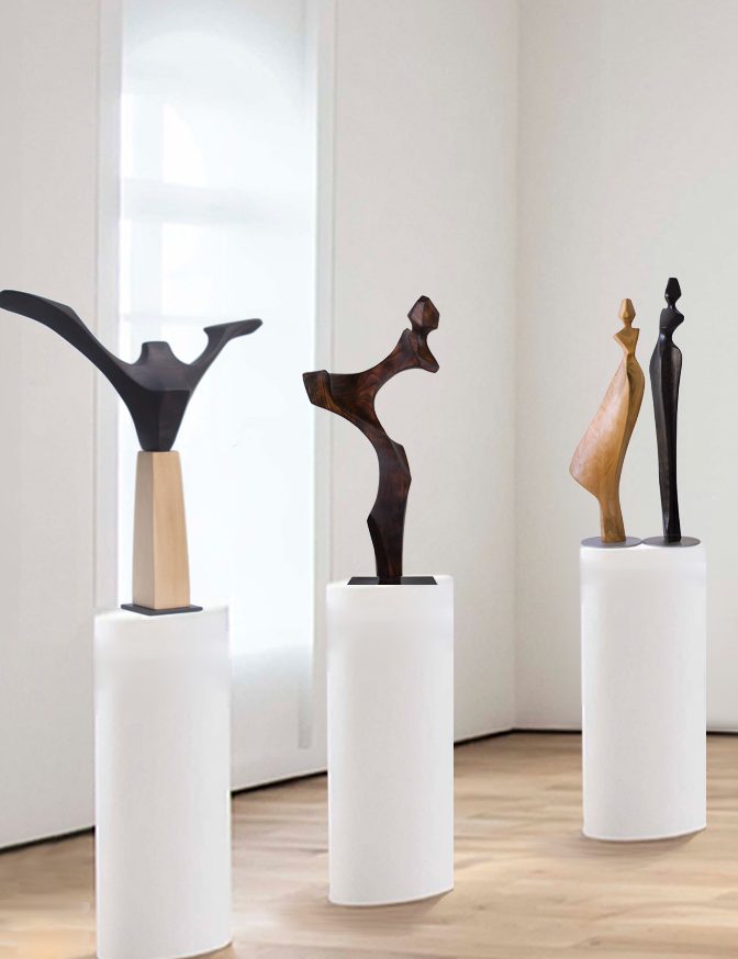 Moderne Skulpturen auf weißen Podesten in einem hellen Raum.