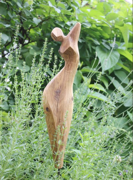 kleine moderne Gartenskulptur, Eichenholz, stilisierte Frau feminin geschwungen auf einen Stab 