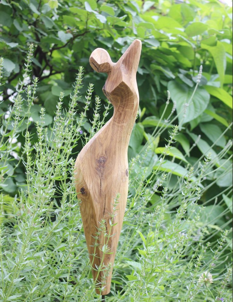 Figürliche Skulpturen aus langlebigen Robinienholz in verschiedenen Größen für den Garten.