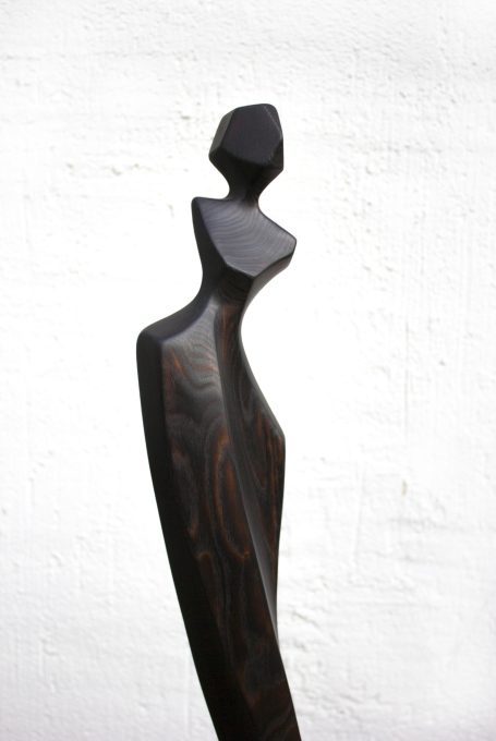 große, feminine Holzskulptur einer stilisierten Frau in eleganter geometrischer Form mit langen Beinen 