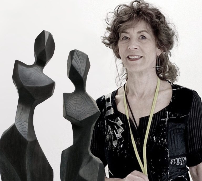 Künstlerin Bärbel Beran mit zwei Ihrer Skulpturen im Atelier Beran in Leipzig