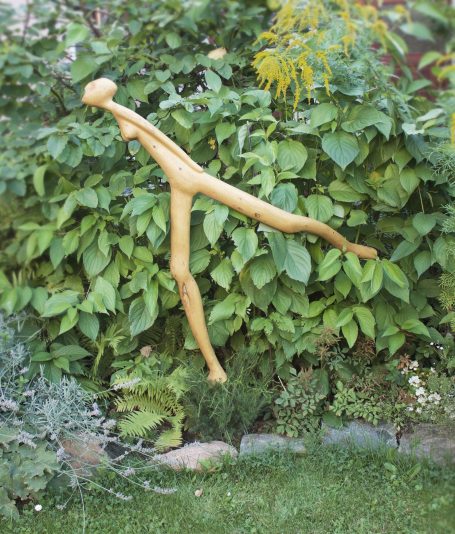 große Gartenskulptur einer schlanken Frau mit langen Beinen, die einen großen Schritt macht, handgefertigt im BeranAtelier