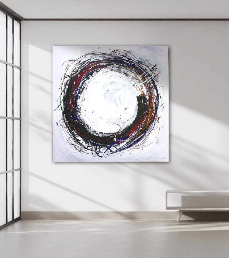 Ein Kunstraum mit Landschaftsgemälden und einer ruhigen, minimalistischen Atmosphäre.